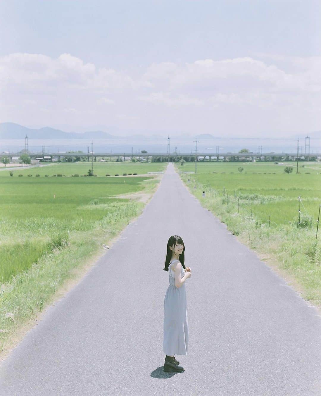 Masaのインスタグラム：「.  ▶︎▶︎▶︎ Swipe  1：Pentax6x7  Super Takumar 105mm F2.4 #pro160ns  2,3：Nikon F3  Nikkor 50mm F1.4 #fuji100  ここの道も好きで、湖西方面行く時はついつい寄ってしまう。 今日もお昼頃からお食事会のため出勤！  撮影日 : 2023年7月23日  #まさペン#エビプリ #pentax6x7 #pentax67 #バケペン #中判フィルム #film #filmcamera #filmphotography #フィルム #フィルムカメラ#フィルム写真 #igersjp #portrait #ポートレート #filmisnotdead #滋賀 #shiga」
