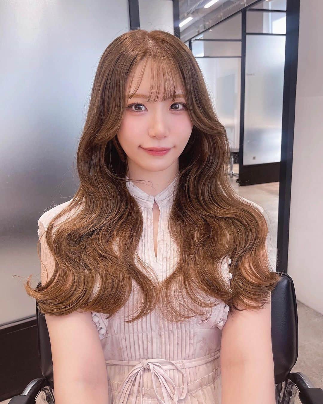 AKARIのインスタグラム：「この間、美容室行ってきました〜！ 本当に顔周りカットもカラーも全部可愛すぎる🥲 @karin.hep さん今回もありがとうございました🥰♡」