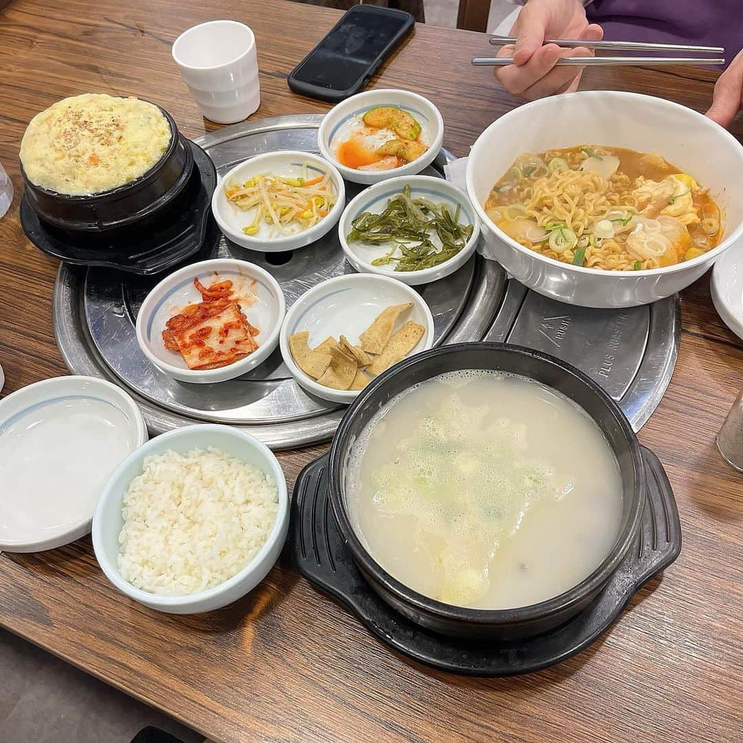西脇梨紗さんのインスタグラム写真 - (西脇梨紗Instagram)「. 韓国で食べたものまとめ🇰🇷  ただ私は久しぶりに韓国へ行き 辛いものが大好きなので食べすぎて 次の日から体調がおかしくなった😱  辛いものを食べると耳が聞こえなくなったりで おそらく私はカプサイシンアレルギー🥲  気をつけてはいましたが…🥲  📍東海へムルタン / 東大門 テレビで見てからずっと行きたかったお店💭 しかしお客さんは観光客0。 恐らく地元の方しか行かないようなお店。 海鮮鍋のお店で、どれも新鮮、 パンチャンはもちろんおかわり可能。 （韓国はほとんどそうですね😉） 店員さんも優しくて、英語は通じるので 少し会話をしましたがとても可愛い方で 絶対にまた行きます🥰  📍Seowonjuk / 明洞 ここはアワビ粥が有名のお店です！ 韓国はお粥屋さんが多いですね🥣 お粥は苦手意識で食べたことがない私でした がおいしすぎて🥹 韓国に行ったらまたお粥を食べたいです🥰 明洞ということで観光客も多めでした。  📍ソルビン / 弘大入口 ここは日本にもあるカフェですね🍰 歩き疲れてたまたま入ったら ソルビンでした！ 安定に美味しい。 ピーチティーを珍しく飲みましたが 美味しすぎました😉🫶🏻  📍名前わからず… / 明洞 行くお店は決めていなかったので たまたま入ったところでソルロンタンを。 ソルロンタン명동は牛骨スープで優しいお味。 ここは人生でたべたソルロンタンの中で 一番美味しかった、、！ 地元の方多め食堂。 こういうお店大好きだ~😂🫶🏻  📍ん~ここも思い出せない。。 / 仁川空港 確か4階の東側、左側にあるお店でした🥲 最後の最後まで韓国料理を堪能したかったので パンチャンももちろんおかわり。 ソルロンタンにハマってしまい 今回の旅行で2度目の。 しかしやっぱり一つ前のお店が美味しすぎて😭 空港価格でしたがしっかり楽しめました😇  📍そじ坊 / 成田空港 成田空港に帰る時、絶対に毎回 ここでお蕎麦を食べます🤣 （日本ですが許してね🤣） 私は絶対おろしそばにおろしをトッピング🤣 おろしが大好きすぎて😘 そじ坊はチェーン店ですが 侮れませんよ。わさびのおつまみ？ がとっても美味しくて、毎回頼むメニュー。 ここの店舗行きすぎて 店員さんに絶対顔覚えられていると思う😂🤣  こんな感じです！ さかしなまえが思い出せないところもあって 参考にはならないかもしれませんが、、🥲  最後はおまけです🤣🫶🏻  #韓国旅行 #korea #koreatravel #travel #trip #親子旅行  #셀카스타그램 #셀피 #셀피그램 #셀스타그램 #좋아요 #좋아요환영 #팔로우팔로우환영  #韓国料理 #韓国グルメ #韓国料理屋 #明洞 #明洞グルメ #東大門 #東大門グルメ #弘大 #弘大グルメ #仁川空港 #仁川空港グルメ #そじ坊 #成田空港 #成田空港グルメ #동대문 #명동 #홍대」8月3日 7時32分 - risa_nishiwaki
