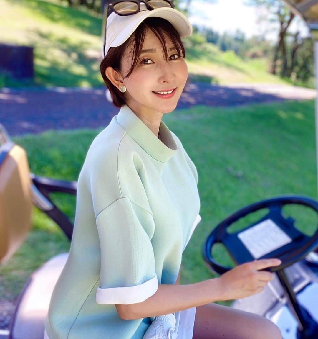 みづきのインスタグラム：「暑いですね☀️ 先日Regina Openに参加しました⛳️たくさんの出会いとお土産、何よりまたゴルフが楽しいと思えて大満足でした🏌️‍♀️💚  暑さで（？）髪の襟足がパリパリするのでひっそりとエッセンシャルでしっとりさせたよ💜  #レジーナopエッセンシャル  #レジーナｏｐエッセンシャル  #エッセンシャル  #ショートヘアー #ショートカット #ゴルフ女子 #ゴルフ #golf   #オノフ #ゼクシオ #ブリヂストンゴルフ #ビオレUVアスリズム #cecilmcbeegreen #bullandbull #honmagolf #majestygolf #ping #PRGR #reginagolf #reginaopen2023   #カットモデル #カットモデル無料 #コスプレ #コスプレイヤー #cosplay #角色扮演 #코스프레  #cosplayer」