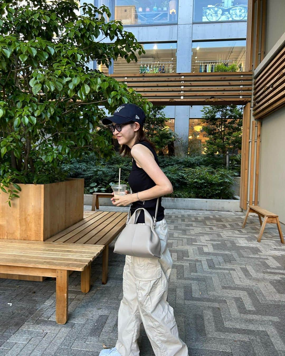 牧野莉佳さんのインスタグラム写真 - (牧野莉佳Instagram)「. この鞄写真撮って欲しいーって携帯渡したらすんごい連写してくれたマネージャーさん🐢🩷 ありがとう！🤣  最近使ってるお気に入りのbag！ 斜めがけできてコンパクトで可愛くて、なによりも両手が空くのが嬉しい！ . . . thank you @polene_paris  . #polene」8月3日 7時33分 - makino_rika