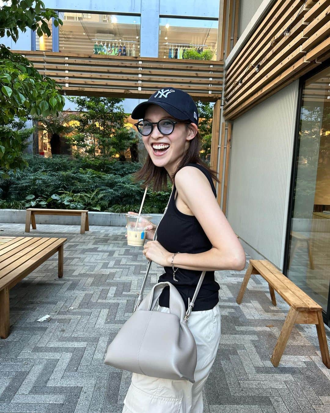 牧野莉佳のインスタグラム：「. この鞄写真撮って欲しいーって携帯渡したらすんごい連写してくれたマネージャーさん🐢🩷 ありがとう！🤣  最近使ってるお気に入りのbag！ 斜めがけできてコンパクトで可愛くて、なによりも両手が空くのが嬉しい！ . . . thank you @polene_paris  . #polene」
