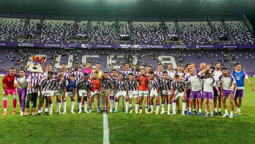 セルヒオ・エスクデロのインスタグラム：「Gran trabajo del equipo en este Trofeo Ciudad de Valladolid para seguir con la puesta a punto. @realvalladolid ⚪️🟣」