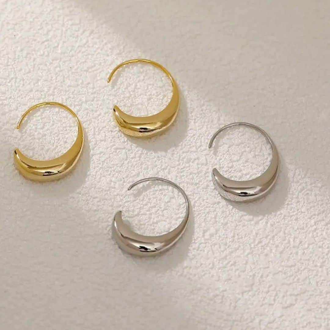 THREE A【スリーアッシュ】のインスタグラム：「・-new in-  ぷっくり雫型のフォルムが上品な耳元に🫧 程よいサイズ感が大人女性の 定番アイテムとしてさりげない アクセントをプラスしてくれます  BASE SHOPで販売中です ☞threea2019.thebase.in  THREE A  ＿＿＿＿＿＿＿＿＿＿＿＿  #ドロップピアス#フープピアス #プチプラアクセサリー #シルバー#ゴールド #アクセサリー#accessory #シンプルアクセサリー #baseshop#newarrival」