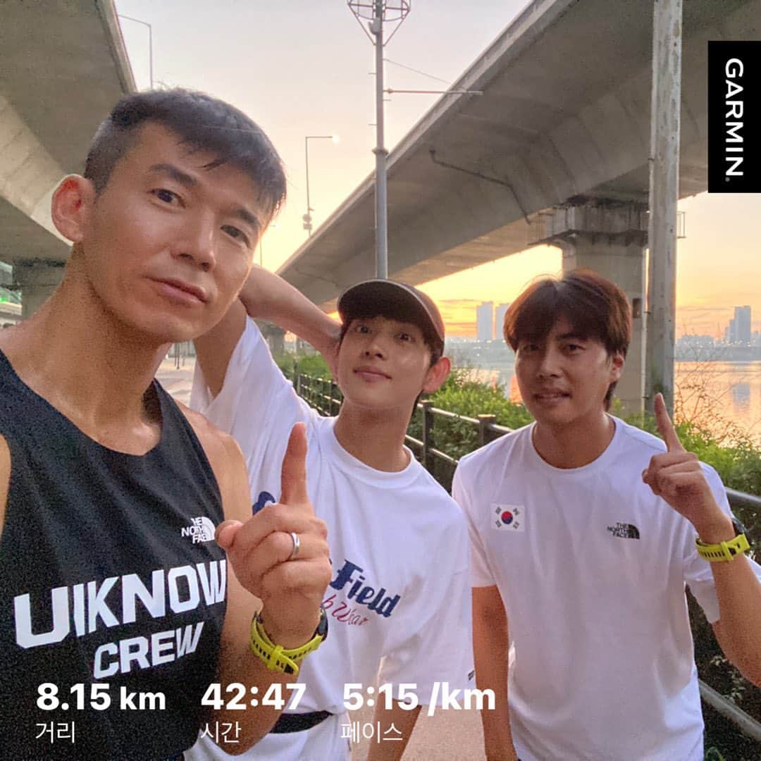 ジヌションのインスタグラム：「🇰🇷잘될거야,대한민국! 3번째 인증 8.15km #새벽러닝 훈련 31일차 70분 리듬 러닝 오늘의 러닝 메이트 임시완 @yim_siwang  장호준 선수 @hojune0330  시완이는 지방에서 촬영하고 밤새고 바로 러닝하러 나왔다 올해도 8월15일에 페이서 잘 하겠다고(고마워 시완아~) 촬영이 바빠서 요새 러닝 못 했다고 하는데 역시는 역시. 마지막 1km는 4;57까지 페이스를 올리네👍 시완이 보내고 장호준 선수하고 마무리 70분 체우기 새벽 잔잔한 한강과 일출은 새벽 러닝에 더해진 선물🎁  @0923mara 권은주 검독님, 70분 리듬 러닝 잘 마쳤습니다!  광복절에 81.5km를 달립니다! ‘누군가는 해야 할 일이기에’  #한국해비타트 #해비타트 #815런 #2023815런 #2023_815런 #2023잘될거야대한민국 #잘될거야대한민국 #고맙습니다잊지않겠습니다 #노스페이스 #카카오같이가치 #miracle365 #미라클365  우리는 선한 마음을 가지고 건강한 삶을 위해 런한다 #UNKNOWNCREW #언노운크루」