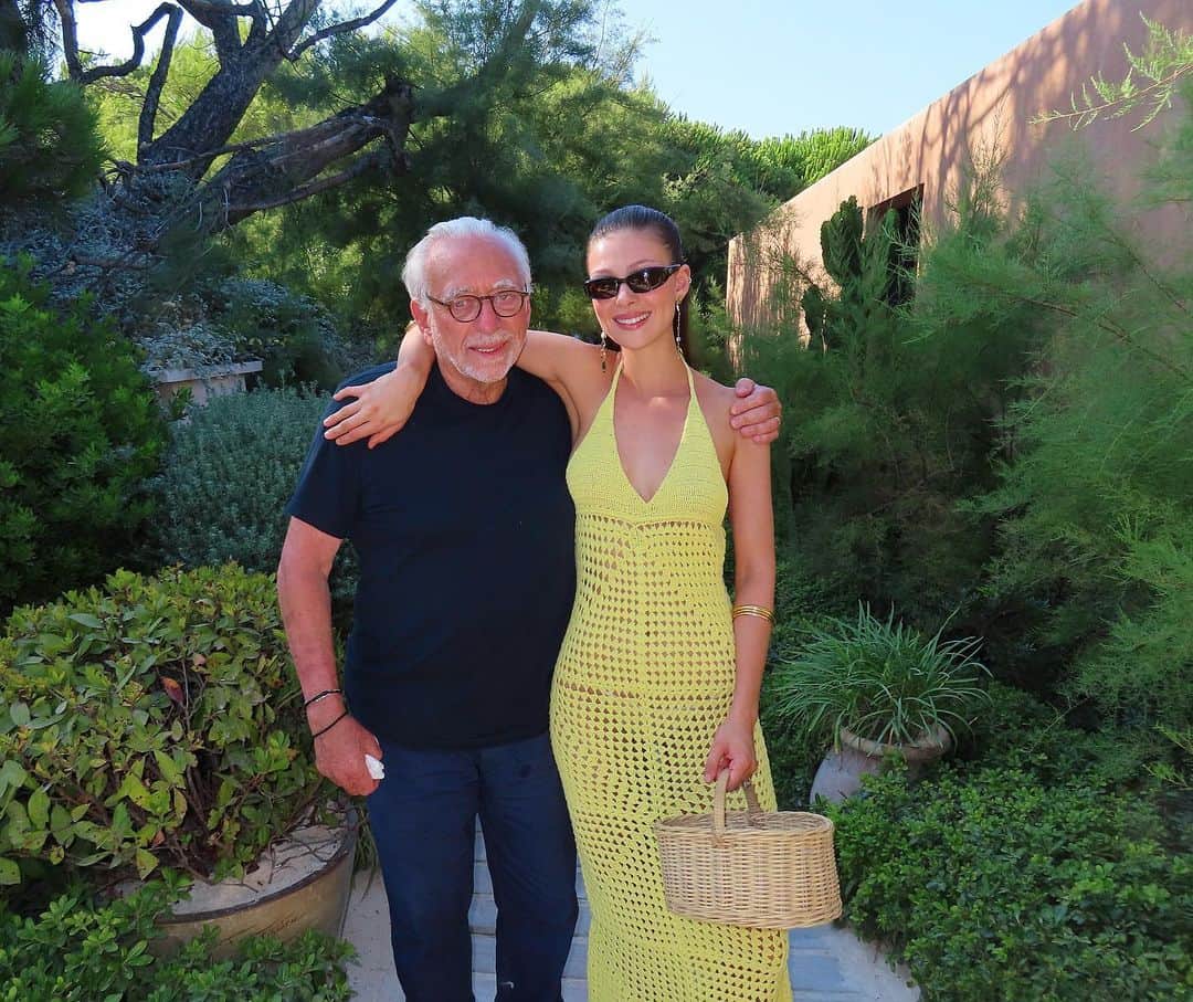 ニコラ・ペルツのインスタグラム：「I love my dad annddd I love my yellow dress 🥹🥹」