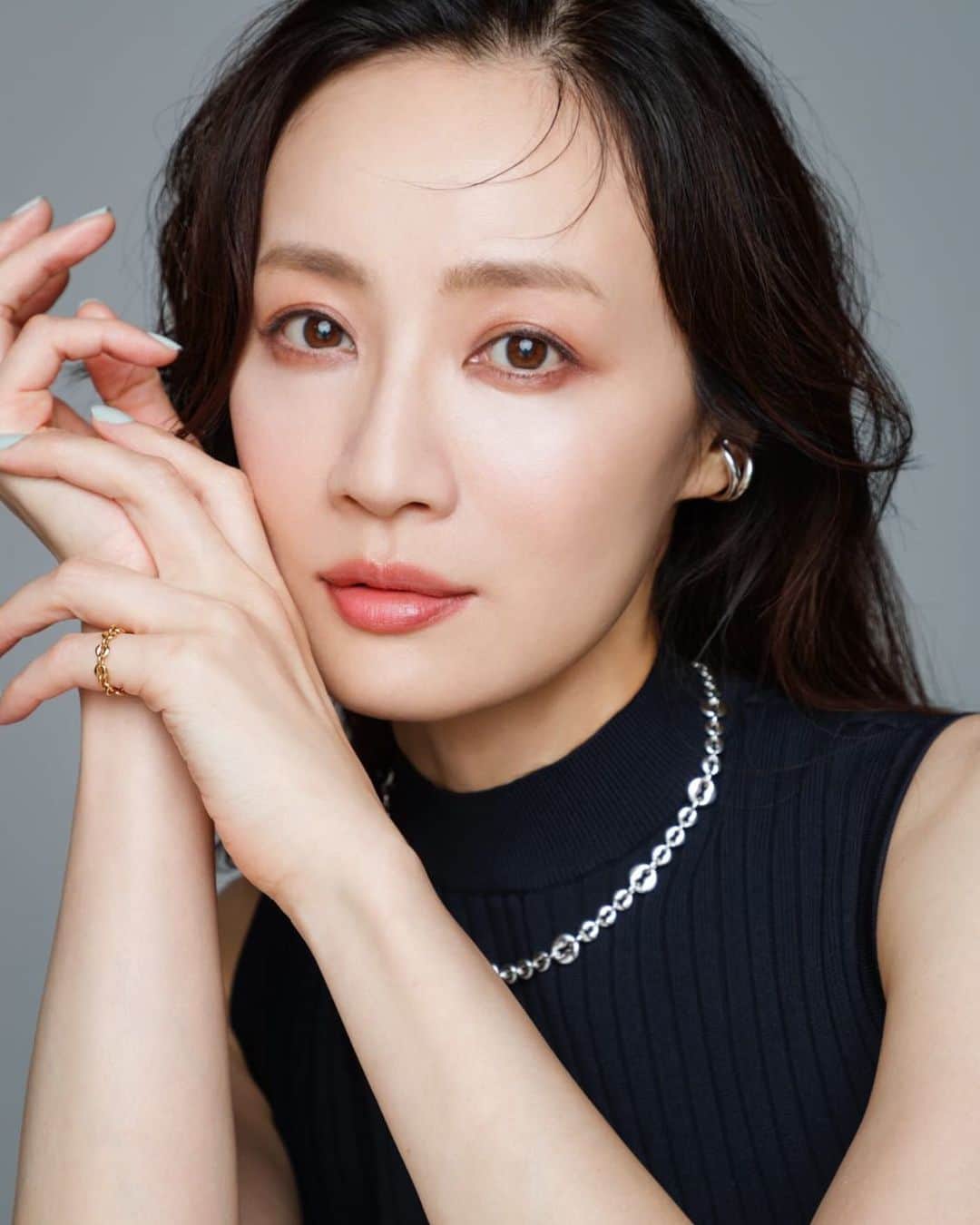樹神のインスタグラム：「mi-mollet 長井かおりさん連載。  秋新色でも大注目の「しっとり系の単色アイシャドウ」を ブラシを使ってさらに素敵に仕上げるHow to。  ぜひぜひご覧くださいませ♪  @mimollet   撮影　@yuichi_sakakibara  ヘア&メイク　@kaorimake  スタイリスト @hodonoyuko  文　@kyonkich  モデル　@kotamaofficial」