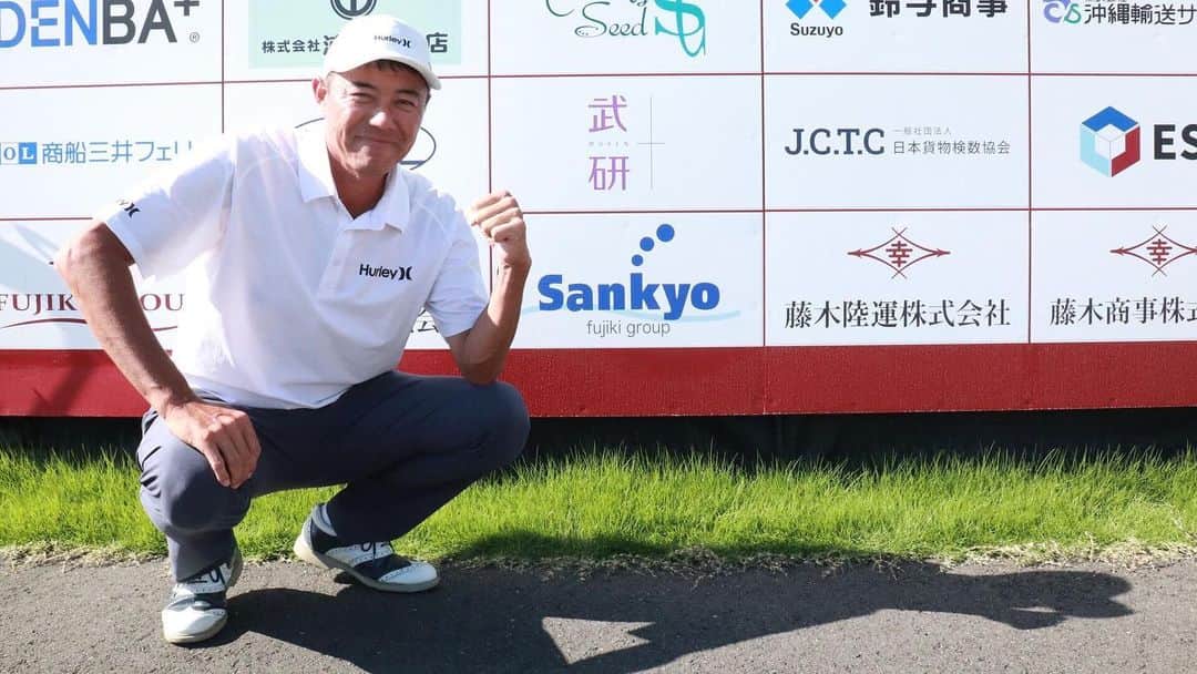  JGTO 男子プロゴルフツアーのインスタグラム：「『横浜ミナト Championship ～Fujiki Centennial～』第1ラウンド⛳️   1年ぶりのレギュラーツアー出場の51歳の横尾要😄 98年の初優勝を契機に5勝を重ね、2001年には米ツアーでシード権も獲得するなど活躍したが、2014年のシード落ち後は、「今の子たちのゴルフは僕らとは別物です」と、若手との格差を痛感するばかり😅  横尾と共に、日大時代は3人揃ってあまりの強さに「三羽カラス」と称されたツアー通算31勝の片山晋呉も、同12勝の宮本勝昌もいまだ第一線に立っており、「あいつらは本当に凄い」と、横尾にとっても誇りだ😊   #jgto #golftournament #男子ゴルフ #横浜ミナトchampionship #横浜カントリークラブ #横尾要」
