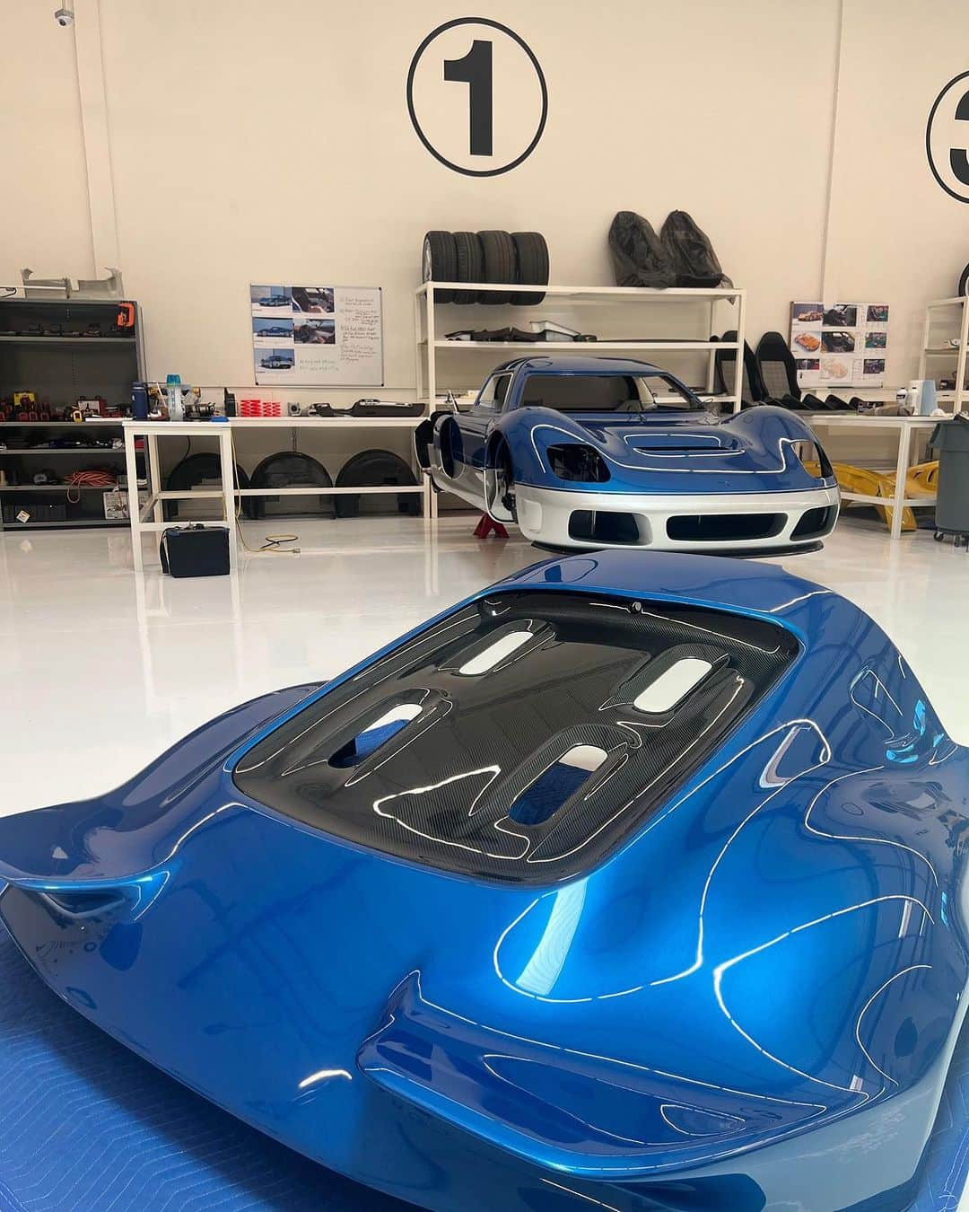 ジェンソン・バトンさんのインスタグラム写真 - (ジェンソン・バトンInstagram)「Radford “Bay 1” is busy on final assembly.   After all the development, testing, upgrades and changes……   Watch. This. Space.」8月3日 8時05分 - jensonbutton