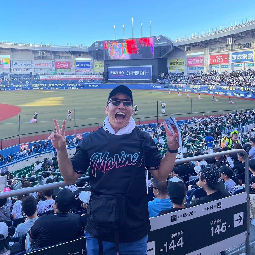 金正奎さんのインスタグラム写真 - (金正奎Instagram)「. 初のプロ野球生観戦 @ zozoマリンスタジアム  球場の雰囲気◎ 食べ物の充実さ味◎ トイレの綺麗さと数◎ ファンの応援💯  どれを取っても最高やったー！  なによりも、 早稲田の後輩 中村奨吾の活躍が 嬉しかった。 @shogo_nakamura8   勝ち負けは必ずあるけど、 それ以上のものを感じられた1日になりました。  #千葉ロッテマリーンズ  #中村奨吾  #早稲田大学  #山口航輝」8月3日 8時19分 - shokei1003