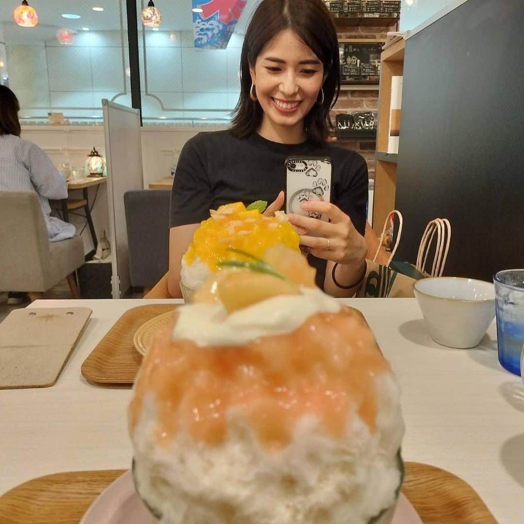 山崎愛香のインスタグラム：「. 美味しい美味しいカキ氷を食べた日🍧 2人で年取ったね〜なんて言いながら今回は一緒に写真撮れました♡ 大好きな友達が関東に引っ越して来てくれてすっごく嬉しい♡ #氷活 #かき氷」