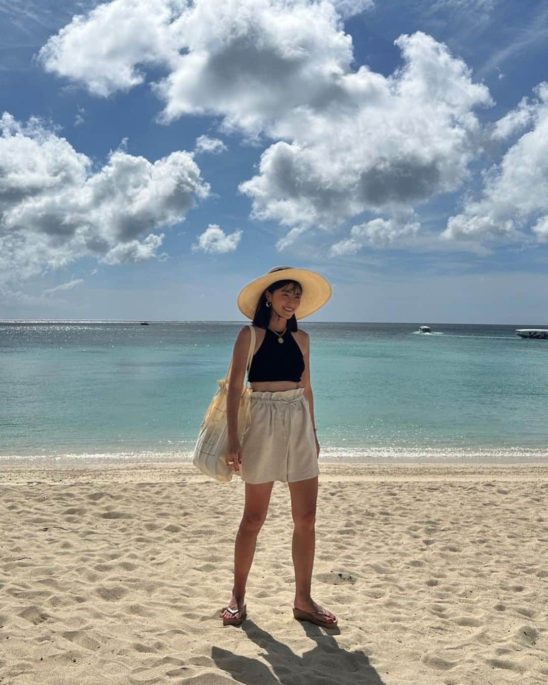 田中彩子さんのインスタグラム写真 - (田中彩子Instagram)「. 現在台風が沖縄に来ているとニュースで見ました😢 該当地域にお住まいの方におかれましては、身の安全を第一に十分にお気をつけてお過ごしくださいませ😢🙏 . 写真は先週の沖縄🏝️📷 青い海と空にパワーをもらってリフレッシュさせていただきました！ 沖縄ありがとう🥹🏝️ . hat...#rockandco swimwear...#gypsohila pants... @gypsohila.jpn  beach sandal...#amazon  . 水着とパンツは @gypsohila.jpn で現在販売中です！✨ 14時までのご注文で当日発送させていただいておりますので、日本国内ですと、大体翌日には到着致します！✨📦 . アメスリ水着➕シーショアパンツはスタイルアップを叶えてくれる頼れるアイテムですので、夏のご予定にぜひ！ご利用くださいませ☺️❤️‍🔥 . .」8月3日 8時17分 - ayako_tanaka_