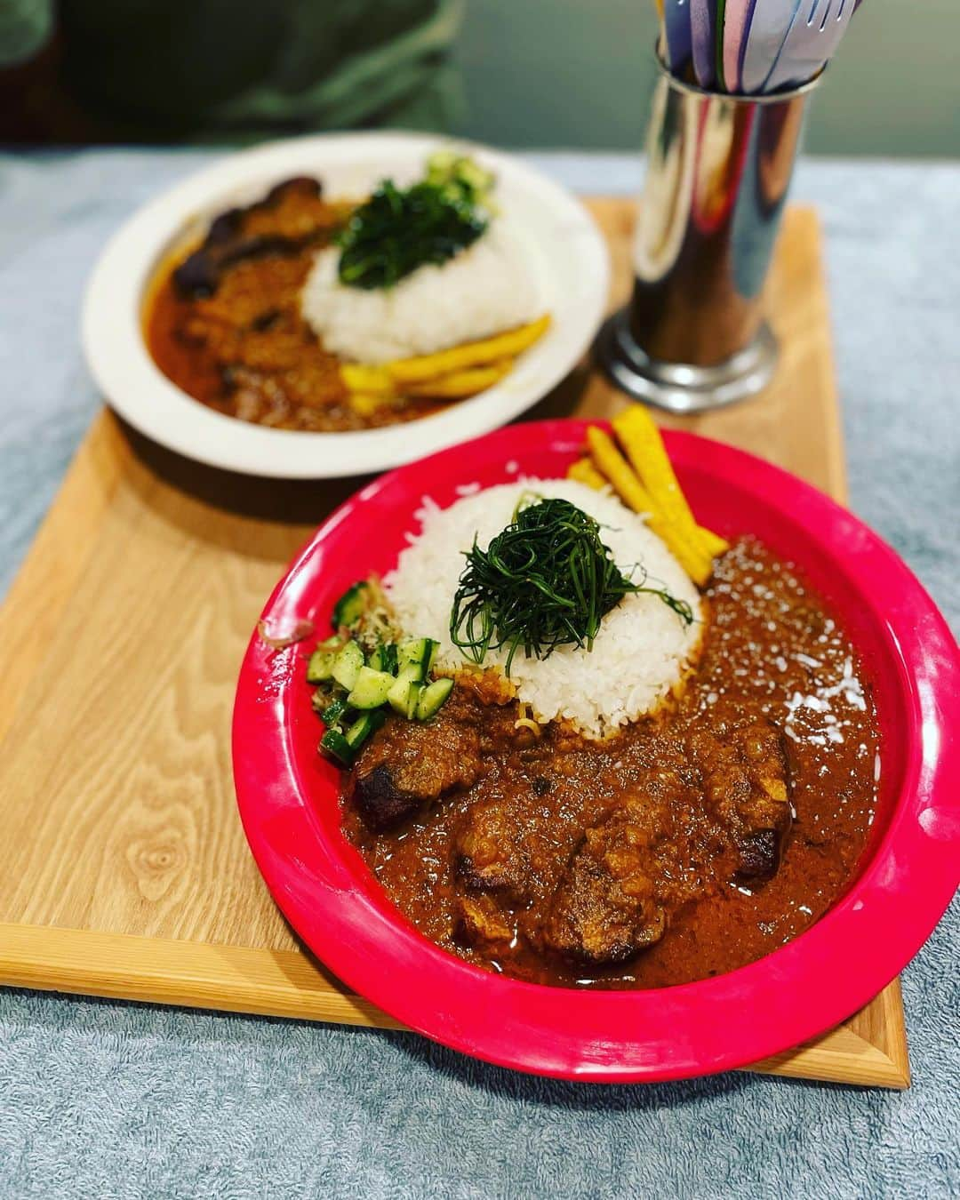 ミスターちんのインスタグラム：「今月のタケナカリー 「骨付き肉の八角カレー」  付け合わせは おかひじきのスパイス和え ナンプラーとバターのズッキーニ  骨付き肉はほぼ角煮🤤 ほのかに八角の香りが食欲アゲアゲ(^O^)／  タケナカリーさん提供の 月一カレー🍛 毎月第一水曜日は タケナカリーの日 最高です👍😃👍  #ぶんのいち経堂 #タケナカリー #スパイス #八角 #おかひじき #タケナカリーは #ウェブ会社」