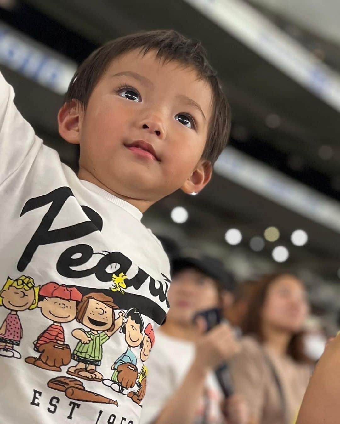攝津正さんのインスタグラム写真 - (攝津正Instagram)「. . 今回は福岡からも応援に駆けつけてくれた友人達もいて。  大人数の応援団がいて心強かったです！  何より子供が投げる姿をパパと認識できるようになったようで嬉しかった。  来年も呼んでもらえるように、野球に精進していきたいと思います⚾️  ※1枚目　eちゃん zboy mちゃん　と俺 . . #サントリードリームマッチ2023  #サントリードリームマッチ #サントリー #野球 #レジェンドOB #プレモル #ビール #東京ドーム #zboy #愛息子 #長男#こどものいる暮らし#子育て#カメラマン #天谷宗一郎  笑」8月3日 8時33分 - tadashi_settsu