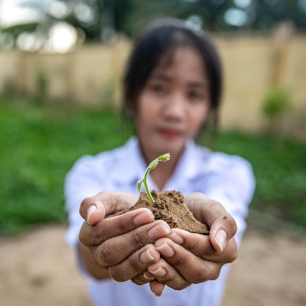 unicefのインスタグラム：「When we think of taking action on climate change - we must think of children.  They are the ones who will live with the decisions we make today.  UNICEF calls on leaders to ensure children and young people are included in all key climate discussions.  © UNICEF/UNI401440/Viet Hung」