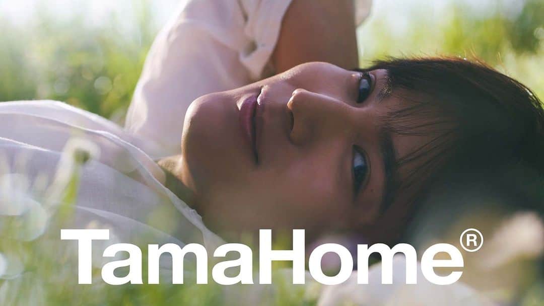 タマホーム株式会社のインスタグラム：「☆新テレビCM「ハッピーソング　中川大志篇　草原で歌う」放映開始☆ 今回のハッピーソングCMも中川大志さんにご出演いただきました！ 草原でリラックスして寝そべり、歌を口ずさむ横顔は、格好よくて癒されますね。 ぜひ、テレビでもチェックしてください。  タマホーム提供番組にて随時放映となります。 ＜主な提供番組＞ ・毎週月曜　20:00‐20:57　CDTVライブ！ライブ！(TBSテレビ系列) ・毎週金曜　21:00‐21:54 ミュージックステーション(テレビ朝日系列) ・毎週日曜　08:30‐09:00　渡辺篤史の建もの探訪(BS朝日) ・月～金　　 07:30‐08:00　シナぷしゅ(テレビ東京系列)  ----フェア開催のお知らせ---- 『25周年フェア』開催 開催期間：8/11（祝）～１3（日） “良コスパ”のモデルハウスをご体感いただけます。 フェア期間内に、「予約来場」で“QUOカード10,000円分”を進呈！ フェアに関する詳細は下記URLよりご覧ください。 https://customer.tamahome.jp/reservation_ig/  #中川大志 #タマホーム #ハッピーソング  #注文住宅 #自由設計 #木造住宅 #新築戸建て #家 #マイホーム #家づくり #家づくりアイデア #マイホーム計画 #住宅相談会 #間取り作成 #資金計画 #土地探し #モデルハウス見学」