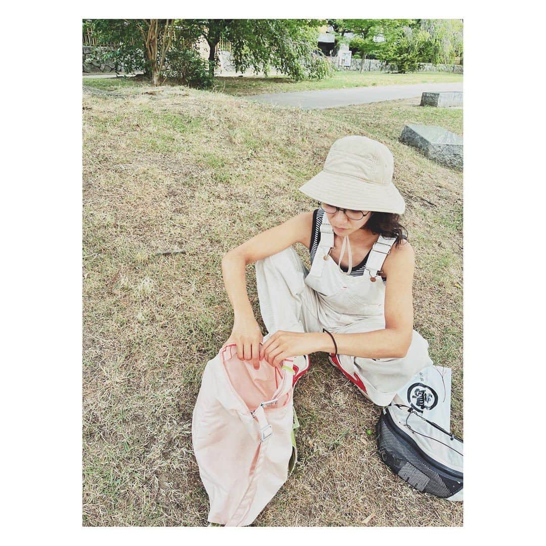 弥香さんのインスタグラム写真 - (弥香Instagram)「🐜🐜🐜 なにをしてるかってーと 友だちがカバンに 🐜がはいったとーいうもんだから チェックしてるところ」8月3日 9時01分 - micanjuice