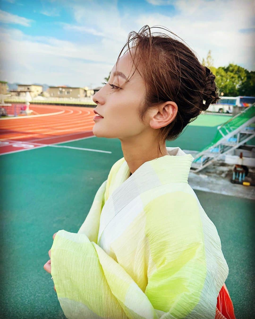 西山茉希さんのインスタグラム写真 - (西山茉希Instagram)「#日本三大花火 #音の長岡 #長岡花火 #ツナグミライ  8月2日。 故郷の空が贅沢すぎる夜。  大輪の花々と大きな満月🎆🌕🎆  #慰霊 #復興 #平和への祈り  全ての感情が感謝に結ばれる ご褒日でした🌈🍀🌈  花火師さん、花火協会の皆さん、 ありがとうございました。  あーーー最高らったぁ✨✨✨✨ お裾分けできていたら幸いです🤲」8月3日 9時06分 - maki.nshiyama50