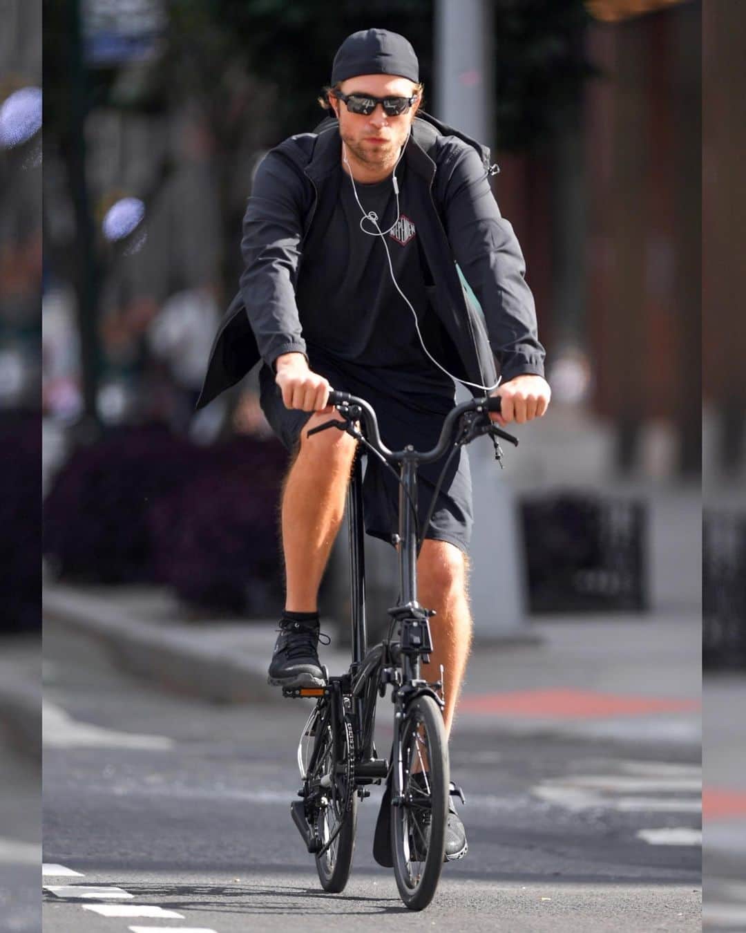 Just Jaredさんのインスタグラム写真 - (Just JaredInstagram)「Robert Pattinson gets in some exercise during an afternoon bike ride around NYC. #RobertPattinson Photos: Backgrid」8月3日 9時11分 - justjared