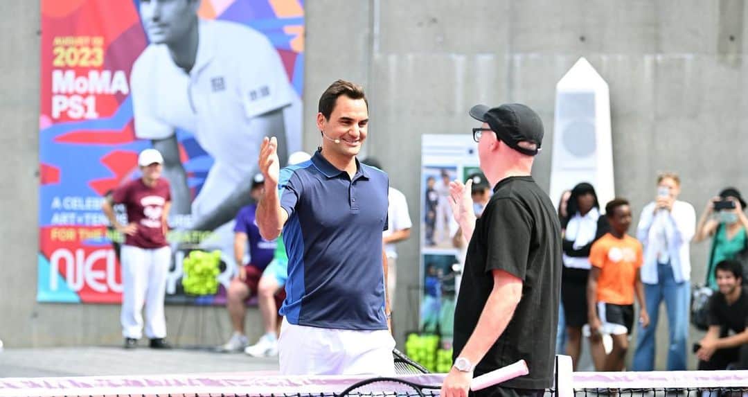 KAWSONEさんのインスタグラム写真 - (KAWSONEInstagram)「Great afternoon at @momaps1 getting tennis lessons from @rogerfederer on a painted court I designed. Thank you @john_c_jay @uniqlo I always appreciate working on projects with you! #KAWS #Federer #momaps1 #uniqlo  📷 @lvisionllc」8月3日 9時14分 - kaws