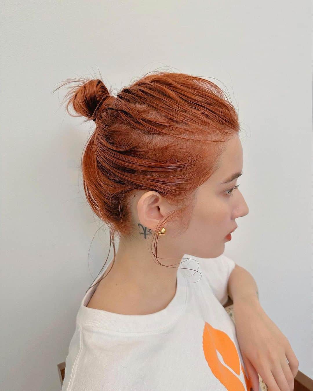 Momoのインスタグラム：「. orange🤤🧡🧡 . ブリーチなしのダブルカラーで可能です♡♡ . .  . ✔️画像を保存してカウンセリングの 時にみせてください♡♡ .  イメージを変えたいけど短くするのも ブリーチをするのも勇気がいる🥺 . そんな方にも幅広くその方にあった提案 をさせて頂き一緒におしゃれを楽しみましょう♡ . ブリーチカラーは【ケアブリーチ】を 推奨しております♡ . ケアブリーチは従来よりも髪の毛への ダメージが94%cutされます！ . ブリーチなしのダブルカラーも 提案させて頂きますのでぜひご相談ください♡ . 12／3から 新店舗　GARD/ëN (ガーデン／エン) がopen♡♡ . 場所は表参道♡♡ 新しいこだわりのつまったお店で ぜひお会いできるのを楽しみに お待ちしております♡♡ . . ご予約はTOPからご予約サイト に飛べます✈︎♡(料金もそちらを参考に) . ご新規様も喜んでお待ちしております♡ . お電話.DMからも受け付けております♡ (DMは返信が遅くなる可能性が ございますのでそちらご了承下さい🙇‍♀️)  . .  〒150-0001 東京都渋谷区神宮前5-39-2 2F . TEL☎︎ 03-6712-5995 . 表参道駅から徒歩5分🚶🏼‍♀️(A1出口) ( 銀座線/千代田線/半蔵門線 ) . . 月 定休日 火・水　11:00〜20:00 木・金　12:00〜20:30 土　10:00〜19:00 日　10:00〜19:00 祝　10:00〜19:00 . . ぜひ、ご予約お待ちしてます♡♡ . codeアカウントはこちら   @__cd.momo____________ ♡ . ぜひフォローしてください♡ .」