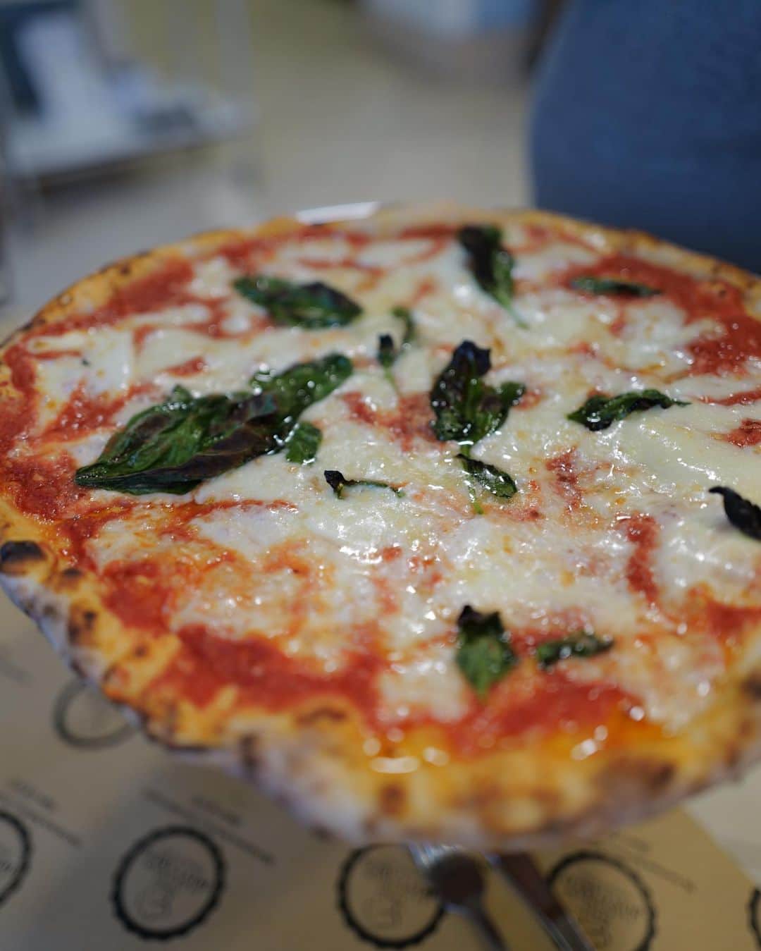 根岸由香里さんのインスタグラム写真 - (根岸由香里Instagram)「. Nàpoliの住宅街にあるDON CARLO🍕 ムール貝も焼きたてのピザも最高。 何よりお店の皆さんの人柄が素晴らしい。 それにしても @akaneshinozaki は嬉しそうにお酒を飲む。」8月3日 9時29分 - yukarinegishi