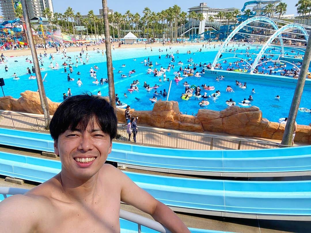 西村真二のインスタグラム：「🏊‍♂️ #ナガシマスパーランド  #夏してる #でも #ロケ #ほんまに仕事以外で夏してない #日光にすこぶる弱い目 #自撮りおじさん」