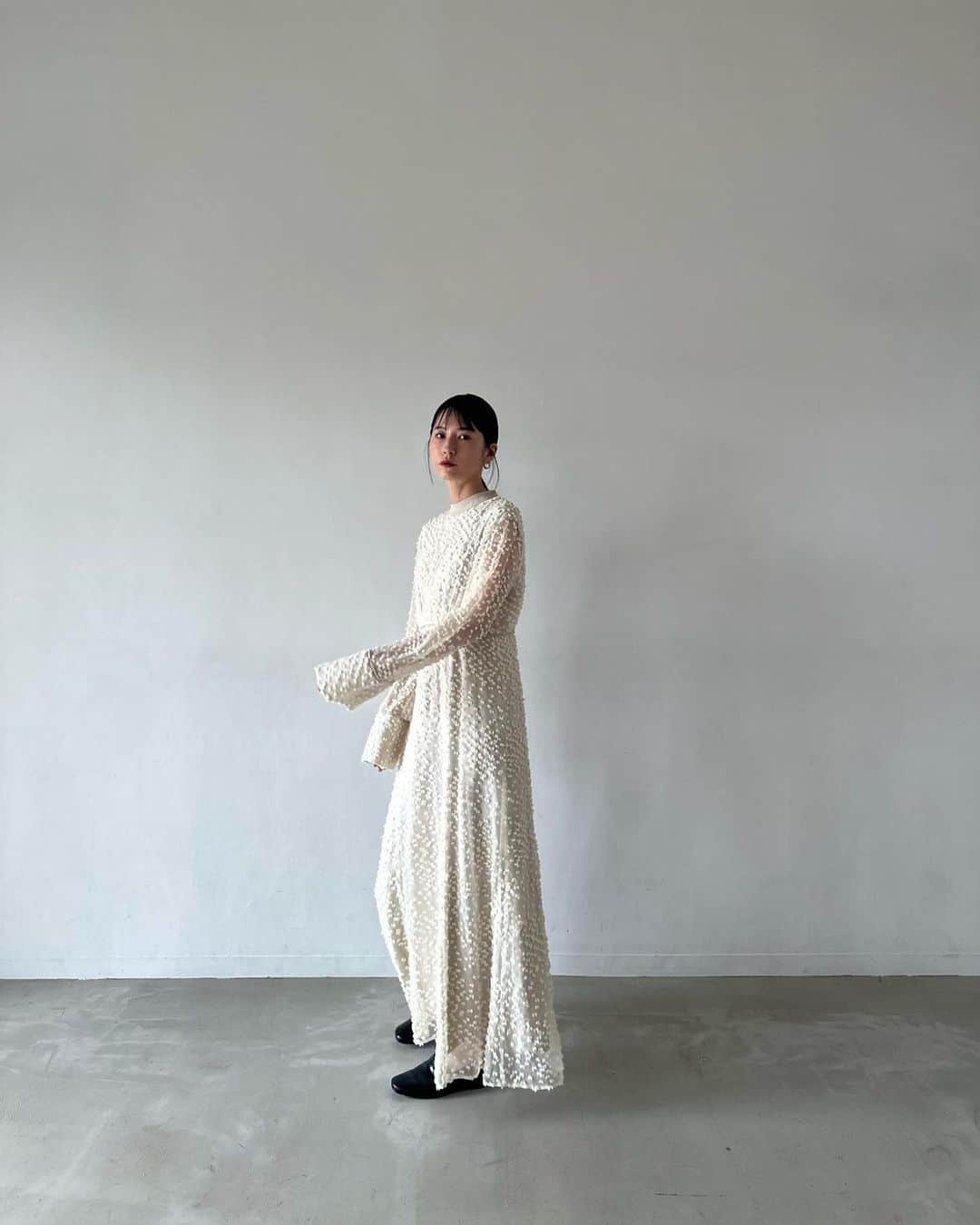 松本恵奈のインスタグラム：「新宿ルミネリニューアルOPEN先行発売アイテムのSNOW DOT JACQUARD ONE PIECE♡  織物産地として歴史のある桐生で作ったドットカットのオリジナルジャガードのワンピース。雪のようにふわふわと立体的なドットカットがとても可愛い一枚です♡高い位置の切り替えパイピ ングが視線を上にしてくれるのでスタイルアップ効果もあります♡スカート部分はすっきりとしたナチュラルマーメイドシルエットで袖はあえて太幅のストレートにしています⚪️オケージョンにもおすすめのワンピースなので是非お楽しみにっ！！ #新宿ルミネ #リニューアル #open #先行発売」