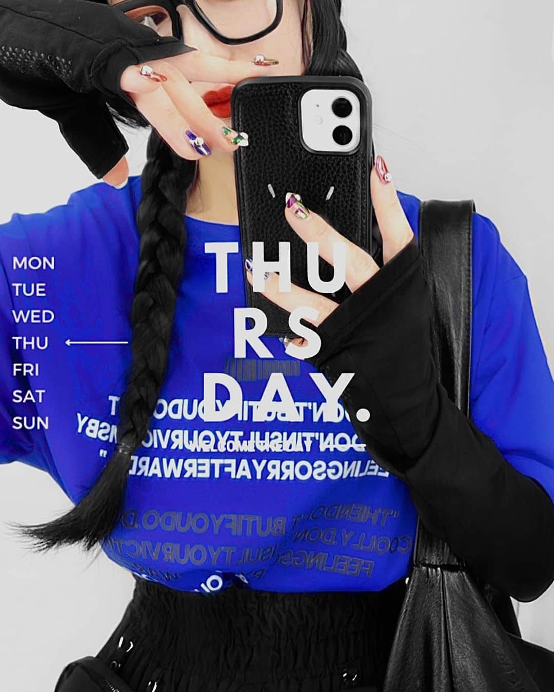 lve_xxxxのインスタグラム：「. . 無理無理無理やっぱ無理 暑い…無理ぃぃーー🥵🔥🔥🔥  ねぇ？なにわちゃん🎙️ 横アリずっと雨予報やん？  着ようと思ってた服着られへんやん。  このTシャツは今月発売の新作 💙🤍🖤カラバリあります✌️  Lettering logo over T-shirt Ai select ( @lveu.official )  これ、着ていくか！(まだ迷ってる  .」
