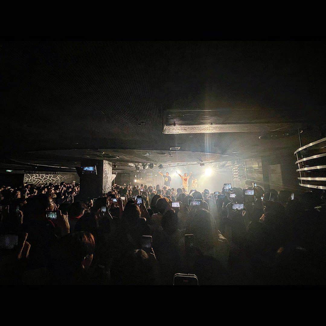 草川瞬のインスタグラム：「天才凡人 ⁡ 無料ワンマンライブ  「The Letters」 at. Shibuya eggman ⁡ 観に行ってきました ⁡ 音楽を長く続けてるとね 良くも悪くも 沢山の出会いがあります ⁡ 調子のいい時は人が寄ってくるし 苦しい時は掌を返したように離れていきます 音楽業界に限った事ではないか… ⁡ そんな中この天才凡人の3人は ずっと公私共に歩んできたように 勝手に自分は思ってます ⁡ 第一印象はきっと彼らには最悪だったでしょう だって僕が天凡を嫌ってましたから！爆笑 (ちゃんと理由もあってね😅) ⁡ でも彼らの優しさに甘えて 仲を深めて一緒に馬鹿やって 曲も一緒に作り ⁡ 今ではアーティストを越えた友達のような関係です ⁡ そんな天凡のワンマン パンッパンのeggmanで 奴らの気合いと生き様を見たよ 来たファンの皆さんは笑顔になり 感動で涙浮かべたり 会場が一つになって盛り上がりましたね (パンパン過ぎて最初は中に入れなかった←苦情) ⁡ 僕は終始天凡の気合いに圧倒されて おっさん達の青春に格好良いなぁと見惚れました 自分を奮い立たせてくれました ⁡ 次は大きい会場でもっとロングセットで ワンマン見れるってよ 11/7に代官山SPACE ODDだってよ 皆でおっさんの青春に混ざって青春しよー」