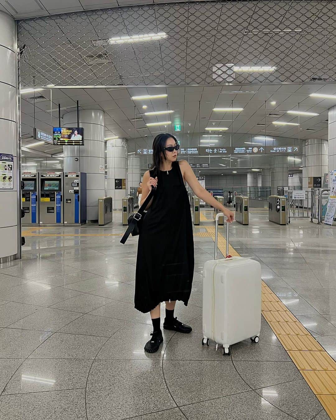 須田朱音のインスタグラム：「ᴅᴀʏ3  3日目は、チェックアウトしてから 電車でザ・現代ソウルへ🚇  初日に買った服をすぐ着るわたし。 　  オリヤンで新しいパックとか買って、 リサーチしてみるけど… やっぱり @fleyja.goddess の モイパワマスクを超えるパックはない。  同じ400円出すなら、 絶対にモイパワマスク買って〜🕊️ 後悔はさせないよ♡ (1箱5枚入り¥1980だから‼︎)」