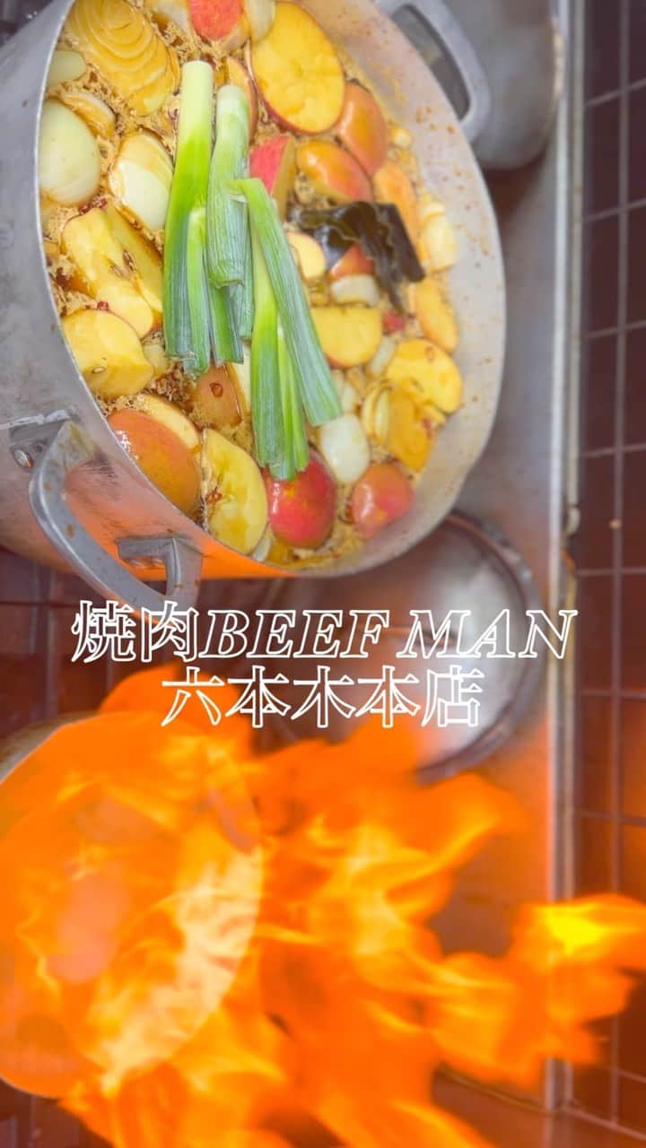 笹丘明里のインスタグラム：「夫と 秘伝の極旨タレつくり👨‍🍳👩‍🍳㊙️ @beefmanroppongi . 灼熱のキッチンの中、脳内で ずっと この曲が流れていた😂🔥🔥🔥笑 . 今月はいつもよりも お店にいる日が多めなので、 わたしもビーフマンのお肉で スタミナを付けながら、この酷暑を 乗り切りたいと思います😌❤️‍🔥 . みなさまの お越しを、 心よりお待ちしています🙏🌸 . ☎️03-5085-2082 . . . #BEEFMAN #ビーフマン #焼肉ビーフマン #焼肉BEEFMAN #個室デート #六本木デート #六本木 #六本木グルメ #肉好きな人と繋がりたい  #六本木ディナー #六本木デート #人気焼肉店 #芸能人御用達 #完全個室 #プライベート空間 #個室焼肉 #焼肉デート #焼肉 #六本木焼肉 #元プロ野球選手 #元プロ野球選手の店  #プロ野球 #焼肉女子会 #お肉大好き #お肉 #お肉好きな人と繋がりたい #肉 #焼肉女子 #焼肉女子会 #肉好き女子 #肉大好き #yakiniku」