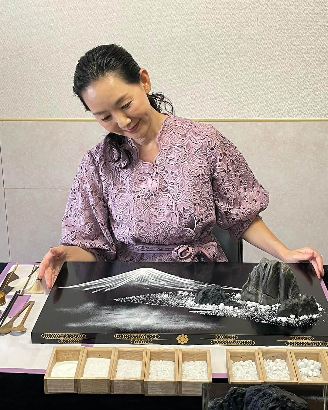 とよた真帆さんのインスタグラム写真 - (とよた真帆Instagram)「雑誌、愛石の取材で "細川流盆石"の初体験をしてきましたよ〜✨  目の前にある石の絵は先生にご指導いただきながら、私が描いたものです😊  石を置き 大小さまざまな石灰石で鳥の羽根やお匙などを使い描く、室町時代から続く日本伝統芸術です。  YouTube動画にしましたので、いずれ皆様に描かれていく模様をお見せできます✨ またお知らせしますね！  先生の所作も美しく、、何もかもが感激でした。  塗りの板に石を置き、集中力と静かな呼吸で紋様を描いていく、、  とっておけない芸術ですが、それがまた儚く美しい世界なのかも、と思いました🥹 こちらに お教室がありお稽古の生徒さんを募集しています私もやってみたい気持ちは山々ですが〜(これ以上忙しくなると😭🥲)  少し考えよう😅  さて、今週の土曜日の #bayfm  #サタデーブレーシングモーニング  も日本一色でお送りします！  日本の夏歌名曲特集  是非お聴きくださいね！😙  #盆石  #細川流盆石  #日本伝統芸術  #日本  #japan  #art  #芸術 #石  #stone  #stoneart  #ラジオ」8月3日 9時50分 - maho_toyota