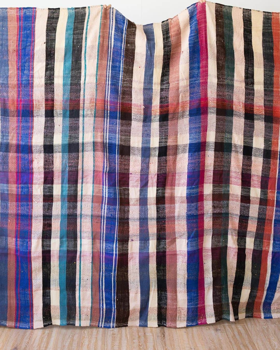 オルネ ド フォイユさんのインスタグラム写真 - (オルネ ド フォイユInstagram)「モロッコの手織りの布、 HYKE（ハイク）のクッション  カラフルな色の組み合わせが可愛らしい ハイクを使ったオリジナルクッションです。  現在ではあまり作られていないハイクの布は 元は大判で、店主が現地で1枚1枚選びました🇲🇦  色の組み合わせが良く、発色も綺麗なので シンプルなお部屋にアクセントで置いてみるのがおすすめ✨  それぞれ大きな生地から切り分けて 作れる分だけ作っています。  スクエアとレクタングル2種類ございます。  形が違うと見え方も変わってくるので、 お気に入りを見つけてくださいね。  商品名：オリジナル・ハイククッション ∟スクエア ∟レクタングル  ※柄の出方は個体差があるため、 画像とは異なる場合がございます。  ———————————————   ●商品詳細はプロフィールのリンクからご確認ください。  👉@ornedefeuilles   ※検索画面で「ハイククッション」でチェック🔎   ※オンラインショップと不動前店の取扱い商品は異なります。  ———————————————  ●オンラインショップは 8/11（金） 〜8/15（火） の期間中、お問い合わせ対応をお休みいたします。  ※8/8(火) までにご注文いただいた商品は、  お休み前 (8/10)までに発送いたします。 （銀行振込決済を除く）  ※夏期休業期間の商品発送スケジュールは、 オンラインショップのトップページより下記URLの 【夏期の休業期間と実店舗の営業について】 をご確認ください。 https://www.ornedefeuilles.com/pages/notice-2308  ———————————————  #クッション#チェッククッション#モロッコクッション#ファブリック#モロッコ雑貨#モロッコインテリア#ハイク#ハイククッション#hyke#hykecushion#暮らしを楽しむ #心地よい暮らし #丁寧な暮らし#ていねいな暮らし#ornedefeuilles #オルネドフォイユ」8月3日 9時59分 - ornedefeuilles