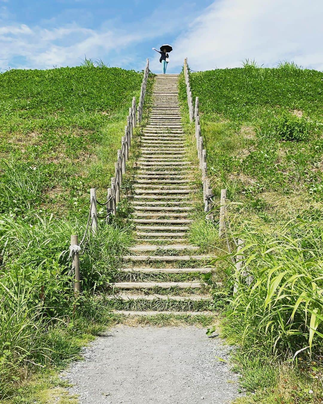 中島静佳のインスタグラム：「ここはどこでしょう？？  息子と古墳巡り。  #さきたま古墳公園 #稲荷山古墳 #前方後円墳」