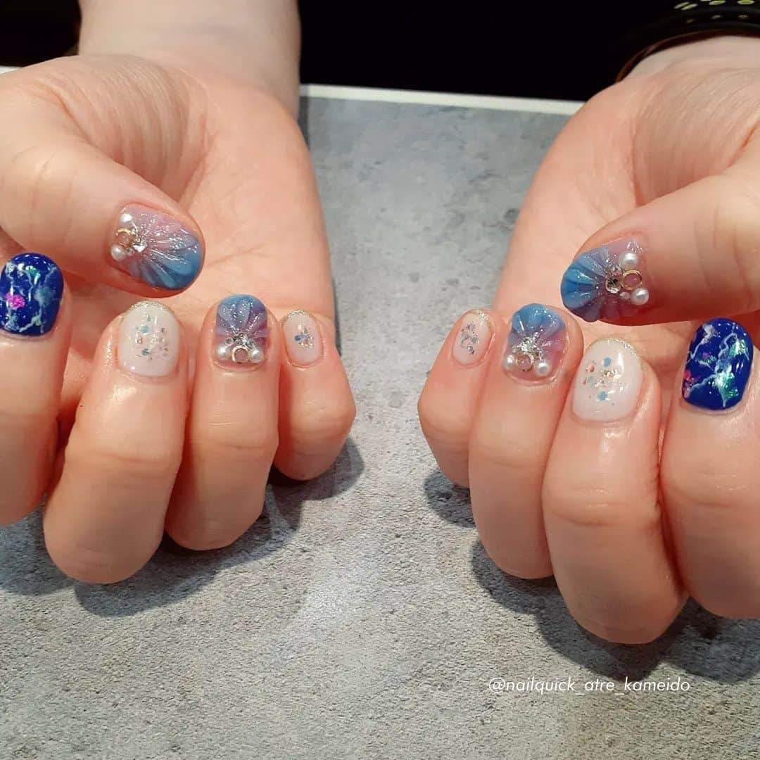 ネイルサロンならネイルクイックさんのインスタグラム写真 - (ネイルサロンならネイルクイックInstagram)「@nailquick⁣ 涼しげで可愛いマーメイドネイル🧜‍♀️´˗⁣ ⁣ ⁣ 〰️🏷①まいめ⁣ @nailquick_yokohamajoinus ⁣ ネイルクイック横浜ジョイナス店⁣ ⁣#スタッフネイル ⁣ 〰️🏷②③まいめ⁣ @nailquick_atre_kameido⁣ ネイルクイックアトレ亀戸店⁣ ⁣ ⁣ 〰️🏷④⑤まいめ⁣ @nailquick_shinyokohama⁣ ネイルクイック新横浜プリンスぺぺ店⁣ ⁣ ⁣ 〰️🏷⑥まいめ⁣ @nailquick_lusca_odawara ⁣ ネイルクイックラスカ小田原店⁣ ⁣ ⁣ 〰️🏷⑦⑧⑨まいめ⁣ @nailquick_lazona_kawasaki ⁣ ネイルクイックラゾーナ川崎店⁣ ⁣ ⁣ ⋱⋰ ⋱⋰ ⋱⋰ ⋱⋰ ⋱⋰ ⋱⋰ ⋱⋰⁣ ⁣ デザインに使われているカラー、ストーン、パーツ等に関しましては、店舗によって在庫状況が異なります。⁣ 在庫切れの場合は、似ているカラー、ストーン、パーツをご案内させていただくことがございますので、あらかじめご了承ください。⁣ ⁣ ⁣ パーツの持ち込みOK です🙆🏼‍♀️⁣ ━━━━━━━━━━━━━━━━━━⁣ 📲@nailquick ネット予約のメニュー⁣ ⁣ 【ハンド】ジェルコース＋フレンチなどお好みのアート両手4本以上（税込8800円＋アート代別）（目安:1時間45分） ⁣ ━━━━━━━━━━━━━━━━━━⁣ ⁣ ⁣ ⋱⋰ ⋱⋰ ⋱⋰ ⋱⋰ ⋱⋰ ⋱⋰ ⋱⋰⁣ ⁣ ⁣ 🟫#ネイルサロン は @nailquick⁣ 🟪#ジェルネイル は @nailparfaitgel⁣ ⬜️#ハンドケア には @spanail_product⁣ ⁣ ⁣ ⁣ 🤚🏼✋🏼 #ネイルクイック⁣ ⁣ お爪の健康を考えたネイル専門店⁣ ケア、マニキュア、ジェルネイル、お客さまのご要望やお爪の状態を伺い、一人ひとりにあうメニューをご提供します。⁣ ⁣ ⋱⋰ ⋱⋰ ⋱⋰ ⋱⋰ ⋱⋰ ⋱⋰ ⋱⋰⁣ ⁣ ⁣ #夏ネイル2023 #マーメイドネイル #人魚の鱗ネイル #夏ネイルデザイン #ぷっくりネイル #ニュアンスネイル #ブルーネイル #海ネイル #貝殻ネイル #シェルネイル #サマーネイル #純欲ネイル #ワンホンネイル #ネイルパフェジェル #nailquick」8月3日 10時00分 - nailquick