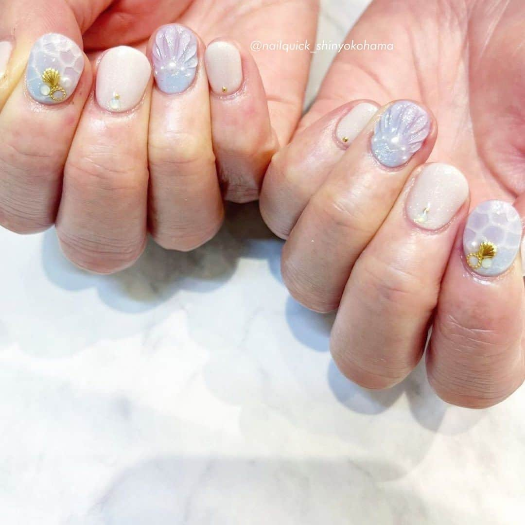 ネイルサロンならネイルクイックさんのインスタグラム写真 - (ネイルサロンならネイルクイックInstagram)「@nailquick⁣ 涼しげで可愛いマーメイドネイル🧜‍♀️´˗⁣ ⁣ ⁣ 〰️🏷①まいめ⁣ @nailquick_yokohamajoinus ⁣ ネイルクイック横浜ジョイナス店⁣ ⁣#スタッフネイル ⁣ 〰️🏷②③まいめ⁣ @nailquick_atre_kameido⁣ ネイルクイックアトレ亀戸店⁣ ⁣ ⁣ 〰️🏷④⑤まいめ⁣ @nailquick_shinyokohama⁣ ネイルクイック新横浜プリンスぺぺ店⁣ ⁣ ⁣ 〰️🏷⑥まいめ⁣ @nailquick_lusca_odawara ⁣ ネイルクイックラスカ小田原店⁣ ⁣ ⁣ 〰️🏷⑦⑧⑨まいめ⁣ @nailquick_lazona_kawasaki ⁣ ネイルクイックラゾーナ川崎店⁣ ⁣ ⁣ ⋱⋰ ⋱⋰ ⋱⋰ ⋱⋰ ⋱⋰ ⋱⋰ ⋱⋰⁣ ⁣ デザインに使われているカラー、ストーン、パーツ等に関しましては、店舗によって在庫状況が異なります。⁣ 在庫切れの場合は、似ているカラー、ストーン、パーツをご案内させていただくことがございますので、あらかじめご了承ください。⁣ ⁣ ⁣ パーツの持ち込みOK です🙆🏼‍♀️⁣ ━━━━━━━━━━━━━━━━━━⁣ 📲@nailquick ネット予約のメニュー⁣ ⁣ 【ハンド】ジェルコース＋フレンチなどお好みのアート両手4本以上（税込8800円＋アート代別）（目安:1時間45分） ⁣ ━━━━━━━━━━━━━━━━━━⁣ ⁣ ⁣ ⋱⋰ ⋱⋰ ⋱⋰ ⋱⋰ ⋱⋰ ⋱⋰ ⋱⋰⁣ ⁣ ⁣ 🟫#ネイルサロン は @nailquick⁣ 🟪#ジェルネイル は @nailparfaitgel⁣ ⬜️#ハンドケア には @spanail_product⁣ ⁣ ⁣ ⁣ 🤚🏼✋🏼 #ネイルクイック⁣ ⁣ お爪の健康を考えたネイル専門店⁣ ケア、マニキュア、ジェルネイル、お客さまのご要望やお爪の状態を伺い、一人ひとりにあうメニューをご提供します。⁣ ⁣ ⋱⋰ ⋱⋰ ⋱⋰ ⋱⋰ ⋱⋰ ⋱⋰ ⋱⋰⁣ ⁣ ⁣ #夏ネイル2023 #マーメイドネイル #人魚の鱗ネイル #夏ネイルデザイン #ぷっくりネイル #ニュアンスネイル #ブルーネイル #海ネイル #貝殻ネイル #シェルネイル #サマーネイル #純欲ネイル #ワンホンネイル #ネイルパフェジェル #nailquick」8月3日 10時00分 - nailquick