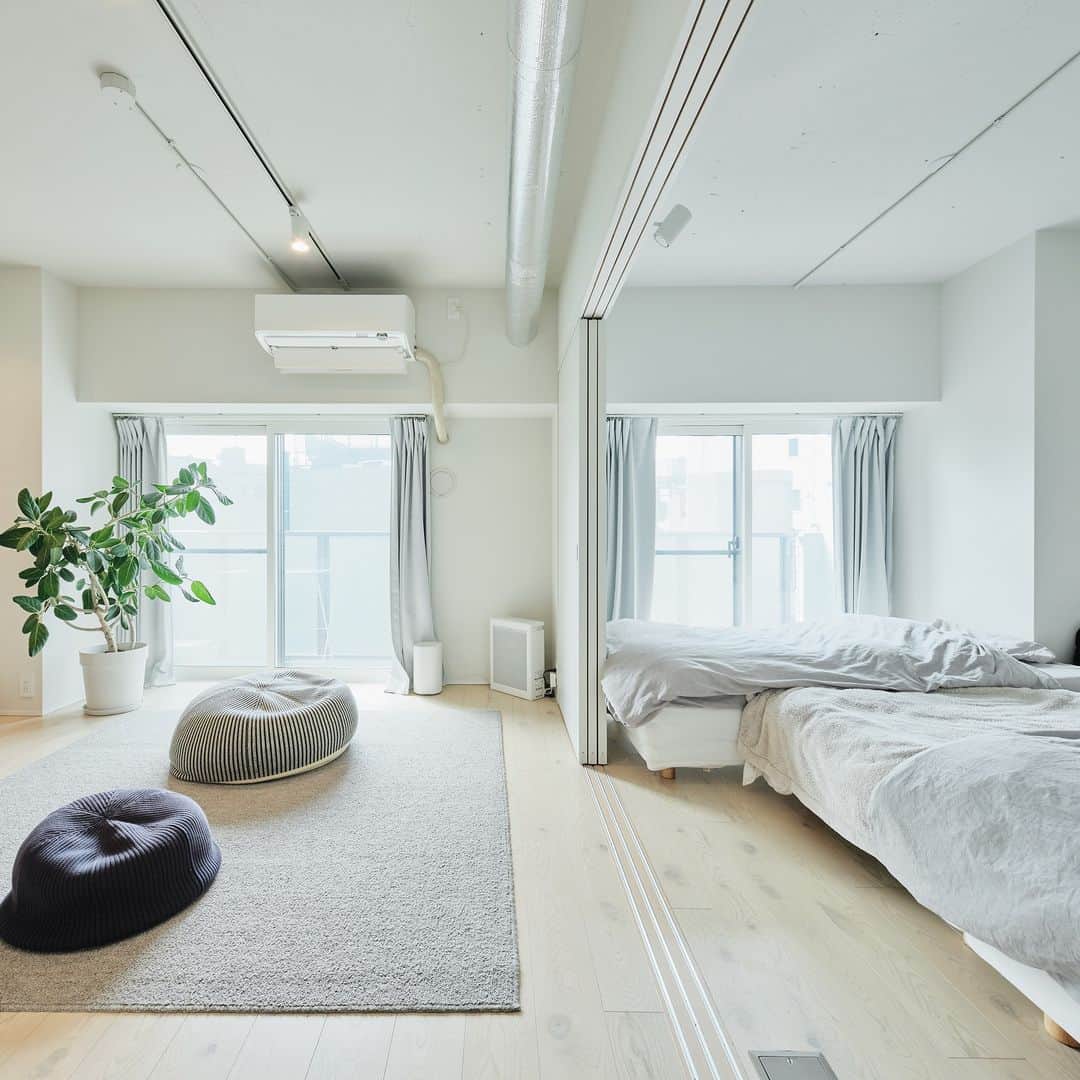 無印良品の家さんのインスタグラム写真 - (無印良品の家Instagram)「【住まいの実例】  ※右上のブックマークのアイコンをタップすると保存できます。  東京都国分寺「MUJI INFILL 0」 ・築年数：1983年 ・リノベーション完成年月：2022年3月 ・面積：58.59m² / 4階  東京都国分寺市のマンションにあるBさんのお宅は、「MUJI INFILL 0」によってリノベーションされた住まい。「白い部屋に住むことに、若い頃から憧れがあったんです」とご主人がおっしゃるように、白が基調となった清潔感と統一感のある心地よさを感じられます。  「動線には特に気を配りました」　  そう話すご主人は、在宅ワークが中心で、一日の大半を家で過ごすので、間取りやインテリア全般のコンセプトを主に考える役割を担いました。ワークスペースを設けた上で、「家のどこにいても、必要なものに簡単にアクセスできる感じ」と「家族の気配が感じられる雰囲気」が出るように工夫したそうです。  「一室空間の特長を活かした開放感のある間取りにしました。ワークスペースもオープンにしましたが、子どもたちの様子がわかるので、かえって安心して仕事ができますね」  2023.4.11公開住まいの実例『「MUJI INFILL 0」の特長は、私たちが住まいに望んでいるものにぴったり合致していました』より  詳しくはプロフィールハイライトか、「無印良品のリノベーション」webサイトをご覧ください。  @mujihouse  #無印良品の家 #無印良品のリノベーション #無印良品 #リノベーション #中古マンション #中古マンションリノベーション #リノベーションマンション #muji #mujihouse #MUJIINFILL0 #シンプルな家 #おうちづくり #施工事例集 #シンプルな部屋 #マンション購入 #マンションリノベーション #マンション暮らし #キッチンインテリア #リビングインテリア #リビングダイニング #リビング収納 #キッチン収納 #ワークスペース #ークスペースのある暮らし #間取り図 #間取りアイデア #導線 #導線の良い間取り #寝室 #ベッドルーム」8月3日 10時00分 - mujihouse