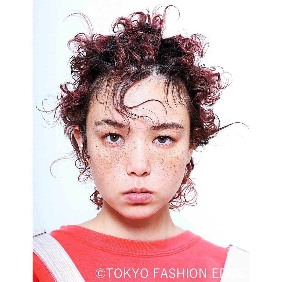 東京ファッションエッジ／プロフェッショナル東京のインスタグラム：「#東京ファッションエッジ 58号　好評発売中！  作品の一部をご紹介。  岩本亮祐 Oggi  @i.ryosuke.1207    お買い求めは、プロフィール内リンク<bbg.official.ec>へ🔍  ---------------------------------------------------- #東京ファッションエッジ　#ファッションエッジ　#tokyofashionedge #profeshionaltokyo #クリエイティブヘア#creative #クリエイティブヘアスタイリスト #creativehairstylist #hair #ヘアスタイル#hairstyle #ヘアカラー #haircolor #メイク #make #makeup #ファッション#fashion #美容師 #ヘアスタイリスト#hairstylist#hairstylistjapan #美容学生#modermsalon#colorsync#hairtransformation#hairinspo#hairofinstagram #美容学生と繋がりたい#fashionista」