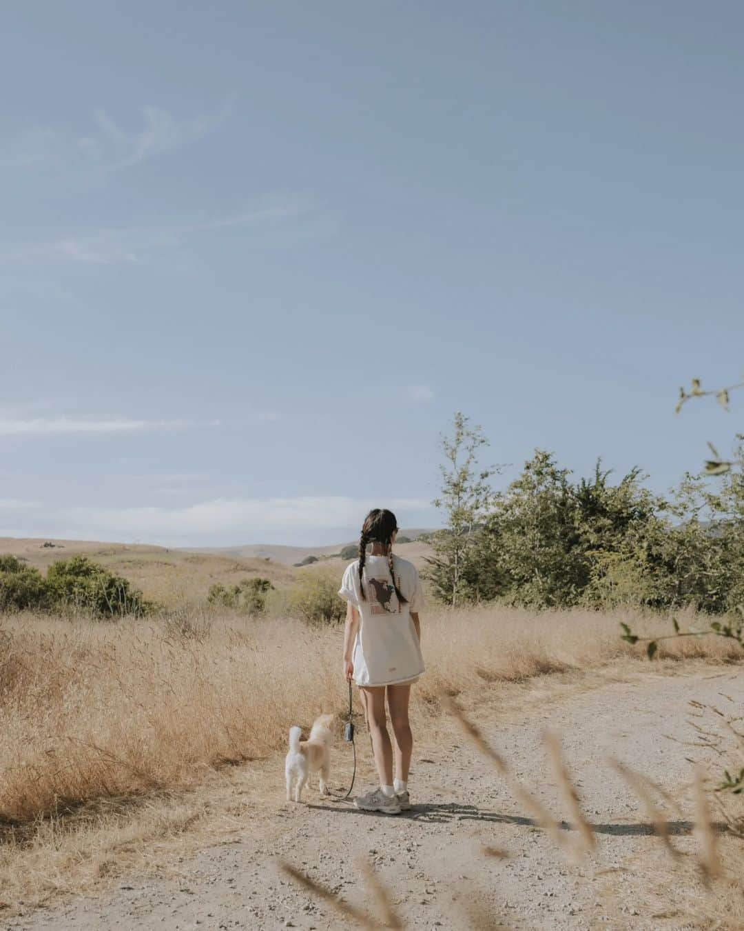 W E Y L I Eのインスタグラム：「Where is your happy place? Mine is 🌿⛰️🌼🏕️ Here are some cozy mems from the weekend.  We escaped the LA heat for warm & breezy San Luis Obispo. After driving such long distances to Canada, I feel unstoppable! Now a 4 hour drive surprisingly feels easy. Who am I?! (coming from a girl who just sleeps while her manz drives 😴)  I used to avoid summer camping, but staying coastal during the summer months is quite nice. Surprisingly, I did not get a single mosquito bite this time. Just lots of ants in my tent, but it's cool 🫠   #camping #outdoors」