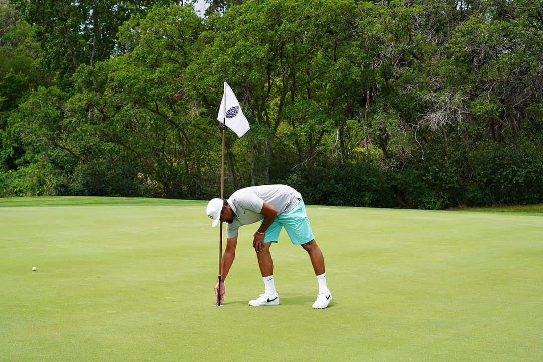 トニー・フィナウさんのインスタグラム写真 - (トニー・フィナウInstagram)「Albatross in pics 🔥 4 iron - 243 yds - Alpine CC hole 14. Thanks for capturing @coreyyoshimura」8月3日 10時14分 - tonyfinaugolf