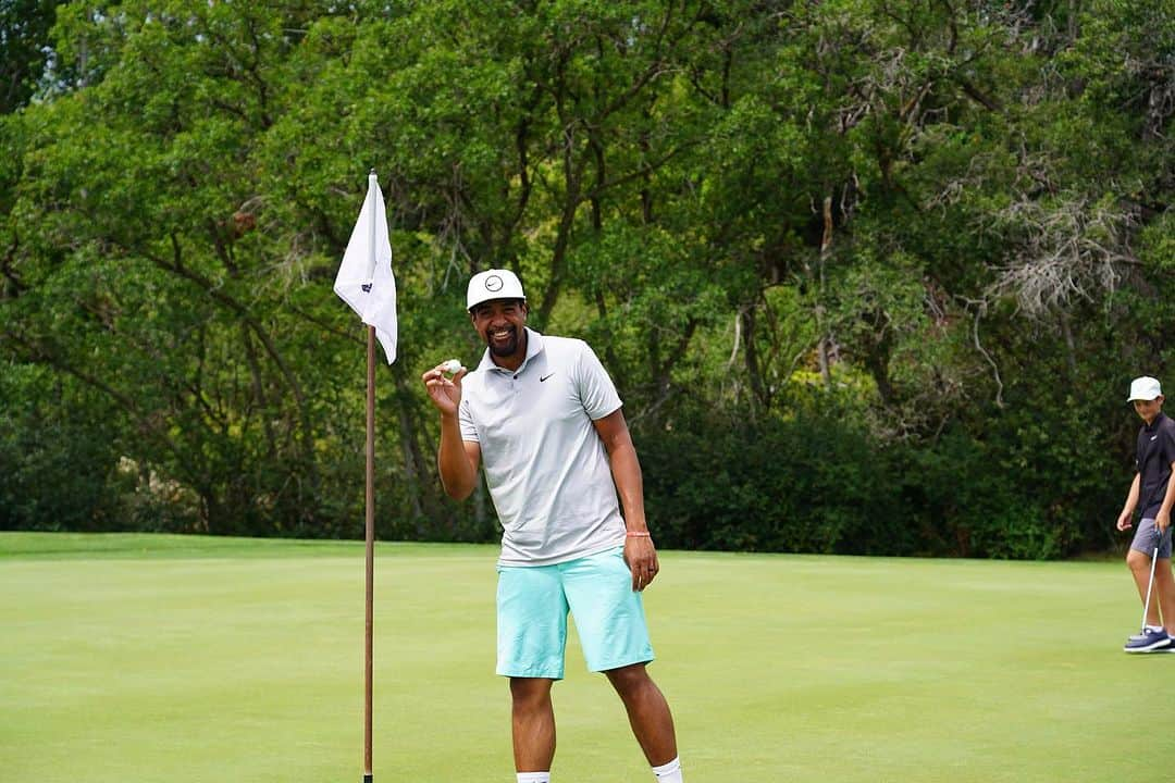 トニー・フィナウさんのインスタグラム写真 - (トニー・フィナウInstagram)「Albatross in pics 🔥 4 iron - 243 yds - Alpine CC hole 14. Thanks for capturing @coreyyoshimura」8月3日 10時14分 - tonyfinaugolf