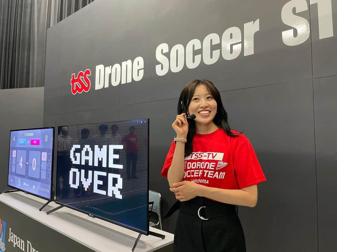 テレビ新広島のインスタグラム：「⚽ドローンサッカーはじめました🔰  この度！TSSにドローンサッカーチームが立ち上がりました！ 8/20に京都で開催される全国大会に向けて練習をしています✨ 実は…中西敦子アナも選手の一人なんです😳  ドローンサッカーは球場のプラスチックフレームに覆われた専用の ドローンボールを使って5対5で戦う戦略型チームスポーツ。 専用のフィールド内の両サイドに設置された円形のゴールに ドローンを入れ、得点を競います😎  年齢・性別に関わらず、また身体に障がいのある方も一緒に 楽しめるバリアフリースポーツです✨  8/1と8/2の2日間は、広島の中高生を対象にドローンサッカーの体験会を開催しました✨ 初めてとは思えない程みんな器用に操縦していて、中西アナもびっくり！  #ドローンサッカー #ドローン #広島 #部活 #スポーツ #tss #中西敦子」