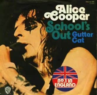 中村松江さんのインスタグラム写真 - (中村松江Instagram)「今日の一曲はAlice Cooperで『School's Out』です✨ アルバム「School's Out」に収録。 アリス・クーパーが1972年にリリースしたヒット曲です✨ 先日の“ヘヴィメタルサウンドハウス”でSCHOOL'S OUT BANDが名前に入ってるくらいですから、この名曲をキッチリかっこよくパフォーマンスをしていました🤘 (№1427) #歌舞伎　 #中村松江 #alicecooper #school'sout」8月3日 10時16分 - matsue_nakamuraofficial