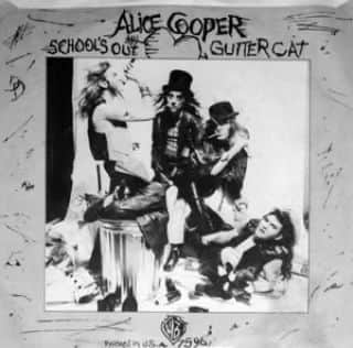 中村松江さんのインスタグラム写真 - (中村松江Instagram)「今日の一曲はAlice Cooperで『School's Out』です✨ アルバム「School's Out」に収録。 アリス・クーパーが1972年にリリースしたヒット曲です✨ 先日の“ヘヴィメタルサウンドハウス”でSCHOOL'S OUT BANDが名前に入ってるくらいですから、この名曲をキッチリかっこよくパフォーマンスをしていました🤘 (№1427) #歌舞伎　 #中村松江 #alicecooper #school'sout」8月3日 10時16分 - matsue_nakamuraofficial