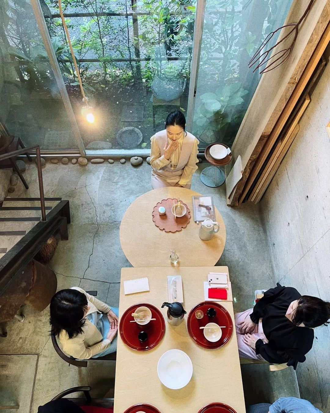 深澤里奈のインスタグラム：「◯◯◯  次回東京でのtea journey 、お申し込みの受付が始まりました。 詳細はサイトにてご確認ください。 プロフィールにもリンクを貼っておきます。  ◇◇◇◇◇◇◇◇◇◇◇◇  ▪️日時▪️ 9月3日（日） 10:00〜2時間程度  ▪️場所▪️ haaz（白金台）  ◇◇◇◇◇◇◇◇◇◇◇◇  https://www.haaz.co.jp/?pid=173949917  #teajourney  #tabletea  #japanesetea #teaceremony #maccha #matcha  #chado #chanoyu #teaparty #テーブル茶　 #自宅の茶　 #茶の湯の稽古　 #茶道具 #茶道 #茶の湯 #棗 #金の棗 #銀の棗 #中棗 #茶筌 #色糸茶筌 #小福茶碗  #kofuku #macchabowl」