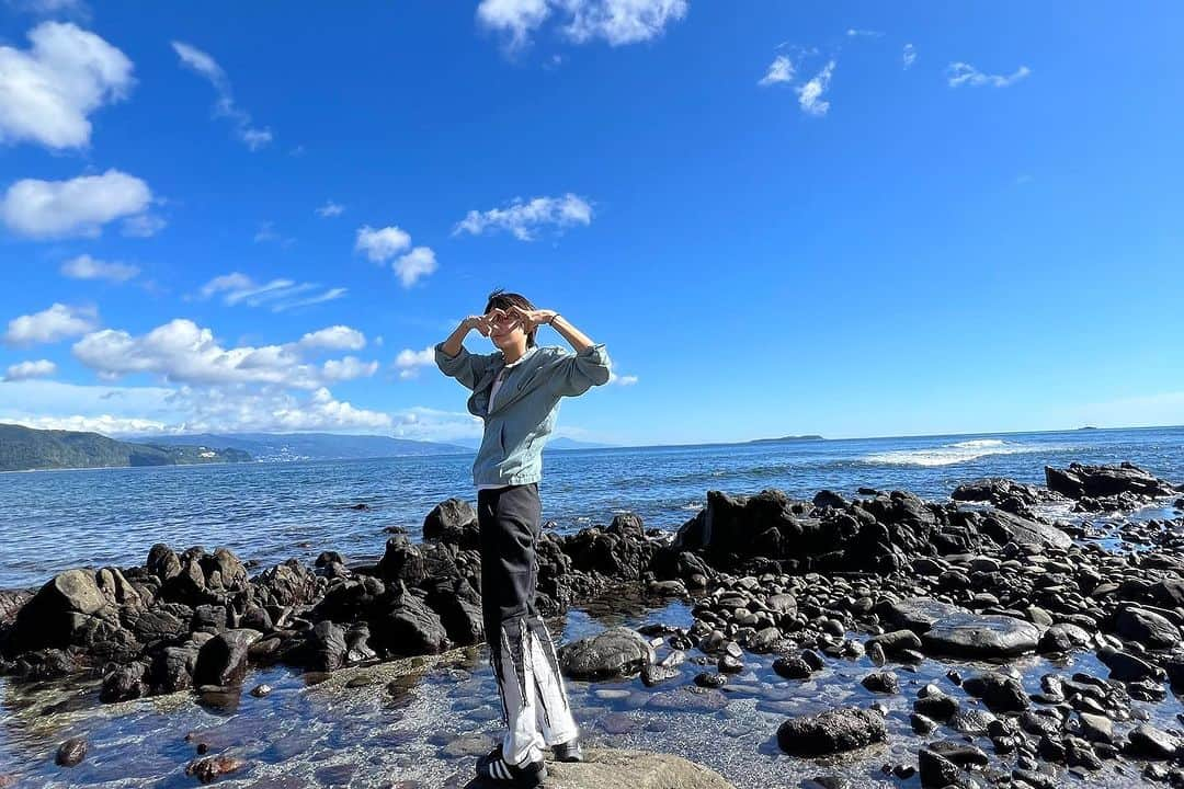 今井竜太郎のインスタグラム：「海📸 海も空も綺麗☺︎  🪸🐚🏄‍♀️🫶」