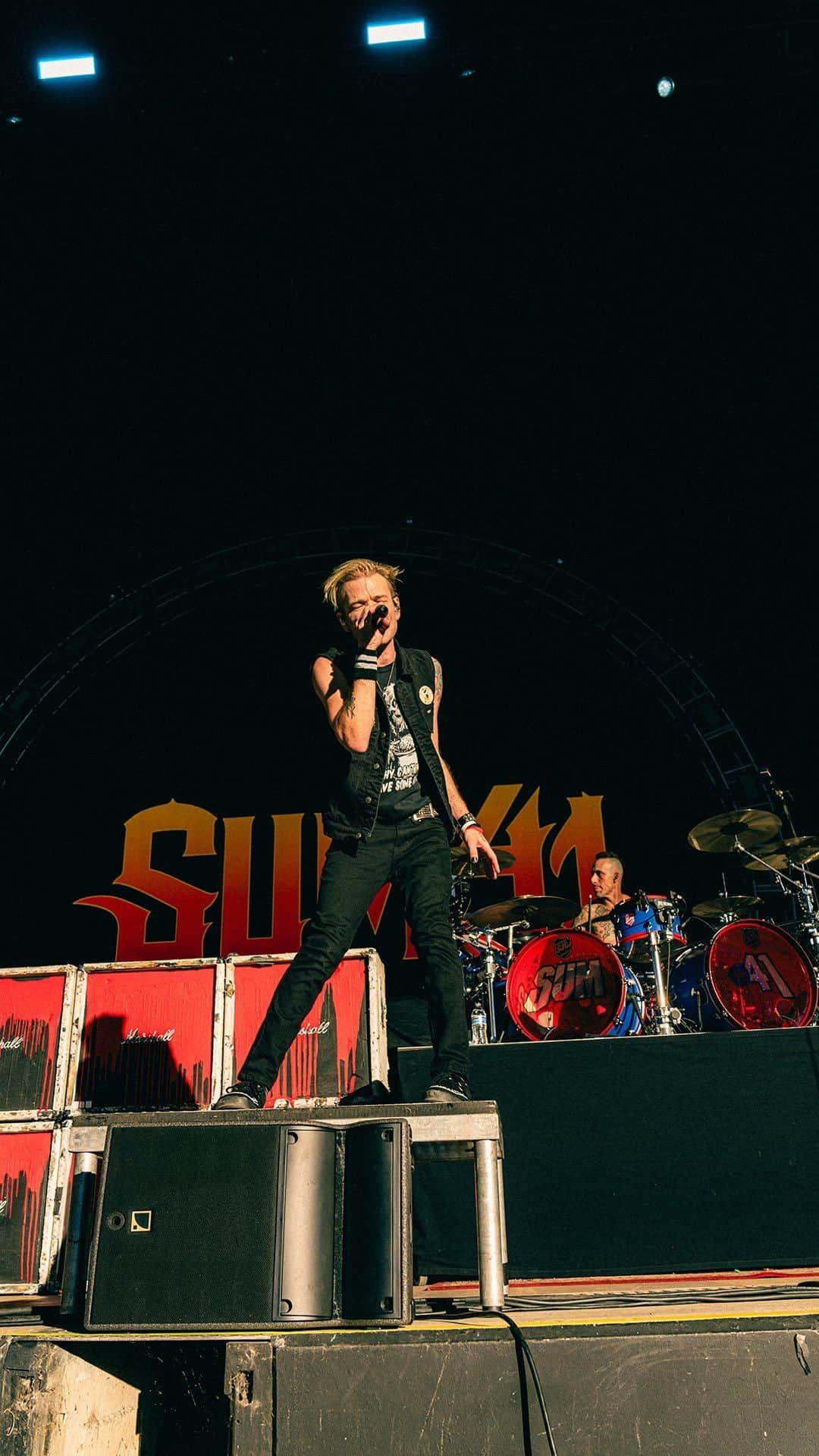 Sum 41のインスタグラム：「First show down! 23 more to go!   See ya tomorrow SLC skumfuks for Night 2 of the #LetTheBadTimesRollTour with @offspring and @simpleplan.」