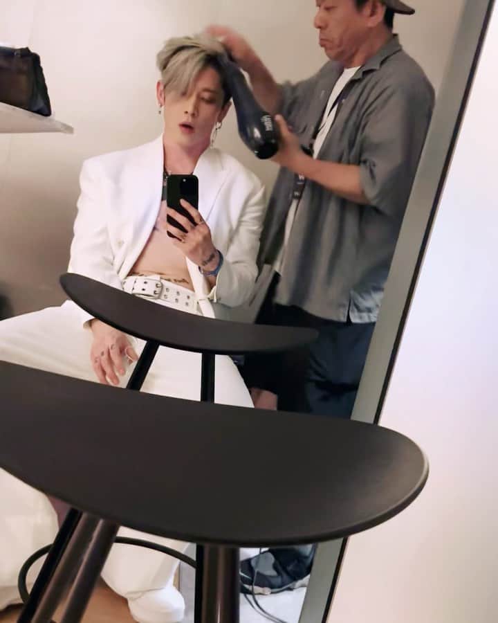 雅-MIYAVI-のインスタグラム：「This was my first time ever blasting music in the hotel lobby. Hope I didn’t disturb anyone’s beauty sleep haha 😅 OOKINI @whotels @wosakahotel   改めて、W OSAKA  まさかのホテルロビーで爆音演奏会でした  来てくれたみんなも、おおきに！」