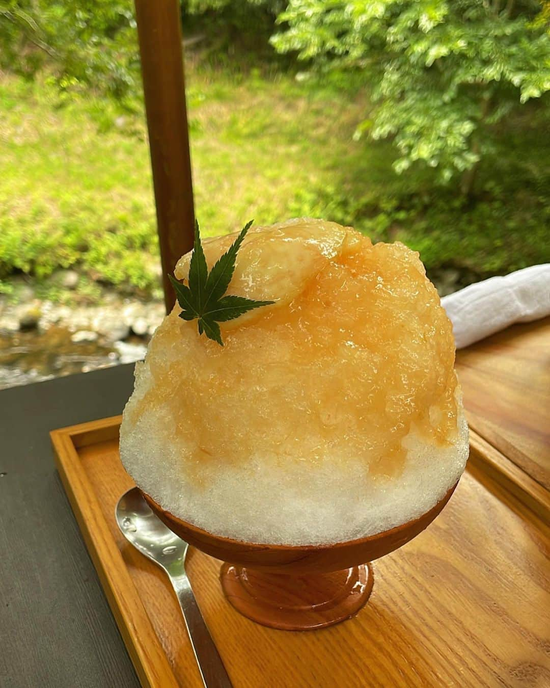 前田亜美さんのインスタグラム写真 - (前田亜美Instagram)「. 最近食べたかき氷🍧. . 家族みんなで川沿いのCafeで 桃のかき氷を食べました〜🤍. . . 川沿いだから涼しくて可愛いカフェだったあ🤍 . 久しぶりにかき氷食べたんだけど 桃も美味しくて感動、、、🥹 . 川がすぐ下に流れていて雰囲気もよくて最高でした〜〜 ☁🍑✨🍧 . .‬. . . #伊豆  #修善寺  #かき氷」8月3日 10時30分 - ami___maeda0601